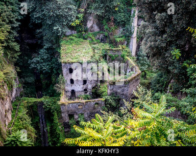 Valle dei Mulini. Ruines d'un ancien moulin à farine dans une gorge. Sorrento. L'Italie. Banque D'Images