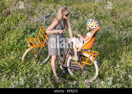Los Angeles, CA - 11 juillet : femme conduit une bicyclette sur un chemin face à l'océan à Los Angeles, Californie, le 30 mars 2011. Banque D'Images