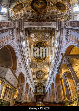 Fisheye shot de l'allée et plafond de cathédrale de Sorrento, Sorrente, Italie. Banque D'Images