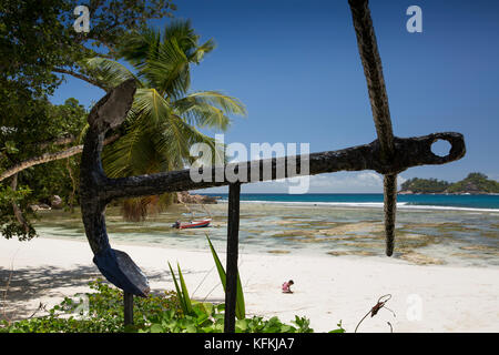 Les Seychelles, Mahe, Baie Lazare, sur la plage, le capitaine Lazare Picault monument anchor landing Banque D'Images