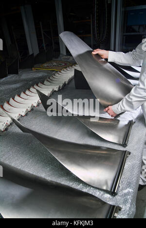 Pales du ventilateur de titane dans un centre de maintenance pour Boeing 747-400 Banque D'Images