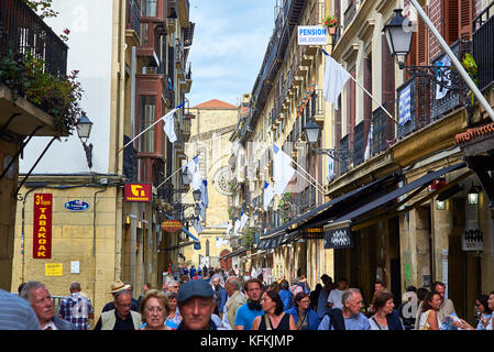 31 de Agosto street ville ornée du drapeau, avec l'église de San Vicente en arrière-plan. Vieille ville de San Sebastian. Pays Basque, Guipuzcoa. Espagne Banque D'Images