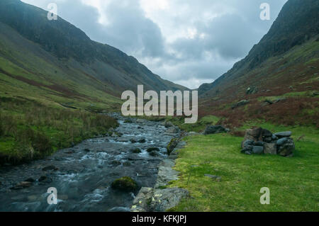 À long gatesgarthdale beck jusqu'à honister pass dans le Lake District, en Angleterre. Banque D'Images