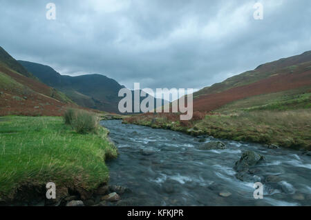 À long gatesgarthdale beck jusqu'à honister pass dans le Lake District, en Angleterre. Banque D'Images