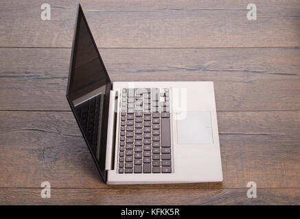 Photo de ultrabook sur la table sur la table en bois Banque D'Images