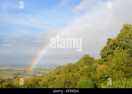 Un arc-en-ciel en automne ciel bleu dans la campagne du sud de l'Herefordshire en regardant du côté de la colline avec des nuages arbres et d'autres végétation de climat de temps Banque D'Images