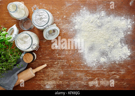 Scène scène cuisine cuisson atmosphérique de la farine sur la table en bois Banque D'Images