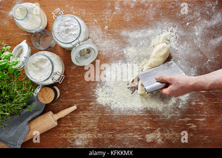 En divisant la pâte de cuisson maison scène de cuisine Banque D'Images