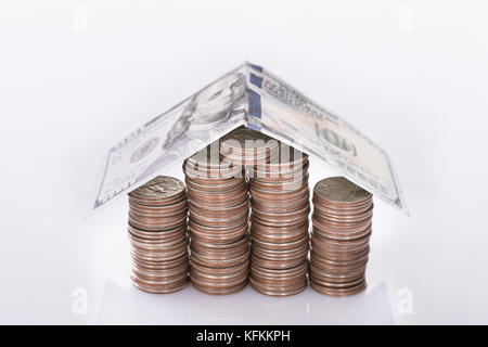 Maison faite à partir de pièces de monnaie. isolated on white Banque D'Images