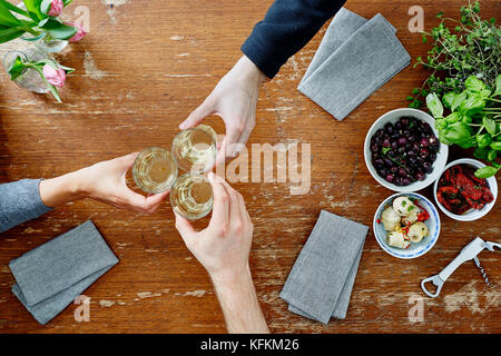 Trois personnes toasting with wine Banque D'Images