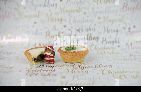 Noël Nourriture photographie image de mince pie tartes avec le père noël ours sur du papier d'emballage de Noël en or blanc avec des mots de saison Banque D'Images
