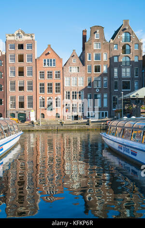 Amsterdam, Pays-Bas - 19 août, 2017 ; quatre de différents styles de façades architecturales pour laquelle ville est connue de l'autre côté du canal snd reflètent dans Banque D'Images