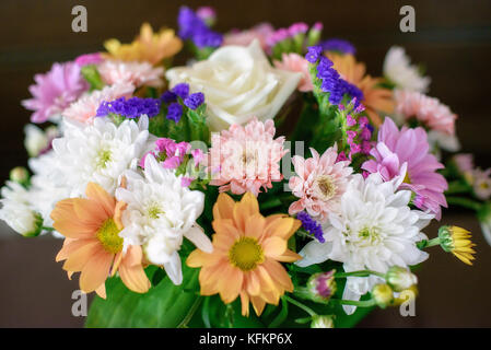 Technique mixte et bouquet de mariée fleurs d'automne sur un fond sombre Banque D'Images