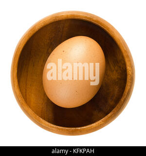Poulet entier d'oeuf dans un bol en bois. raw légèrement brun moucheté oeuf de poule un aliment commun et polyvalent. ingrédient utilisé dans la cuisine. photo. Banque D'Images