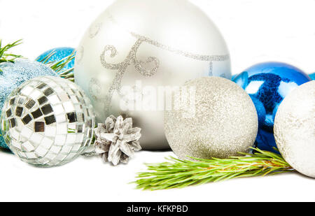 Nouvel an et de noël avec la composition de la direction générale de sapins, belle silver ball et cônes d'argent Banque D'Images