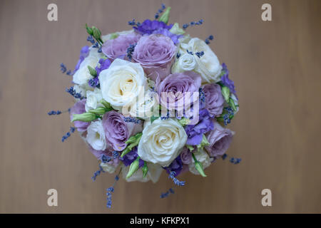 Lavande et roses avec des nuances de pourpre arrangement floral situé sur une table, vue de dessus Banque D'Images