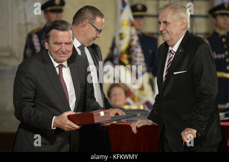 Prague, République tchèque. 28 octobre 2017. Le président Milos Zeman (à droite) a décerné l'ordre du Lion Blanc au président slovène Borut Pahor, à l'ancien chancelier allemand Gerhard Schroder (à gauche), au maire de Vienne Michael Haupl et à trois soldats lors de la fête nationale tchèque à Prague, en République tchèque, le 28 octobre 2017. Crédit : Ondrej Deml/CTK photo/Alamy Live News Banque D'Images