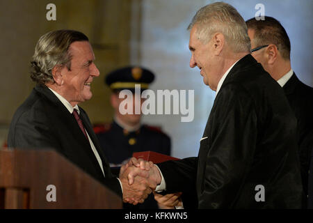 Prague, République tchèque. 28 octobre 2017. Le président Milos Zeman (à droite) a décerné l'ordre du Lion Blanc au président slovène Borut Pahor, à l'ancien chancelier allemand Gerhard Schroder (à gauche), au maire de Vienne Michael Haupl et à trois soldats lors de la fête nationale tchèque à Prague, en République tchèque, le 28 octobre 2017. Crédit : Ondrej Deml/CTK photo/Alamy Live News Banque D'Images