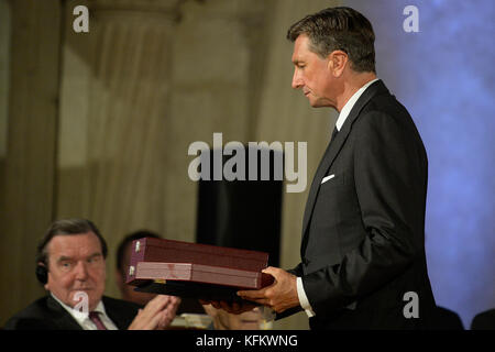 Prague, République tchèque. 28 octobre 2017. Le président Milos Zeman a décerné l'ordre du Lion Blanc au président slovène Borut Pahor (à droite), à l'ancien chancelier allemand Gerhard Schroder (à gauche), au maire de Vienne Michael Haupl et à trois soldats lors de la fête nationale tchèque à Prague, en République tchèque, le 28 octobre 2017. Crédit : Ondrej Deml/CTK photo/Alamy Live News Banque D'Images