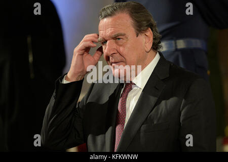 Prague, République tchèque. 28 octobre 2017. Le président Milos Zeman a décerné l'ordre du Lion Blanc au président slovène Borut Pahor, à l'ancien chancelier allemand Gerhard Schroder (photo), au maire de Vienne Michael Haupl et à trois soldats lors de la fête nationale tchèque à Prague, en République tchèque, le 28 octobre 2017. Crédit : Ondrej Deml/CTK photo/Alamy Live News Banque D'Images