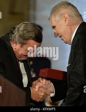 Prague, République tchèque. 28 octobre 2017. Le président Milos Zeman (à droite) a décerné l'ordre du Lion Blanc au président slovène Borut Pahor, à l'ancien chancelier allemand Gerhard Schroder (à gauche), au maire de Vienne Michael Haupl et à trois soldats lors de la fête nationale tchèque à Prague, en République tchèque, le 28 octobre 2017. Crédit : Ondrej Deml/CTK photo/Alamy Live News Banque D'Images