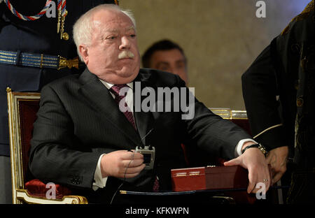 Prague, République tchèque. 28 octobre 2017. Le président Milos Zeman a décerné l'ordre du Lion Blanc au président slovène Borut Pahor, à l'ancien chancelier allemand Gerhard Schroder, au maire de Vienne Michael Haupl (photo) et à trois soldats lors de la fête nationale tchèque à Prague, en République tchèque, le 28 octobre 2017. Crédit : Ondrej Deml/CTK photo/Alamy Live News Banque D'Images