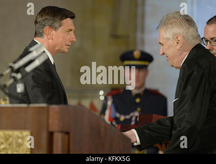 Le président Milos Zeman (à droite) a décerné l'ordre du Lion Blanc au président slovène Borut Pahor (à droite), à l'ancien chancelier allemand Gerhard Schroder, au maire de Vienne Michael Haupl et à trois soldats lors de la fête nationale tchèque à Prague, en République tchèque, le 28 octobre 2017. (CTK photo/Ondrej Deml) Banque D'Images