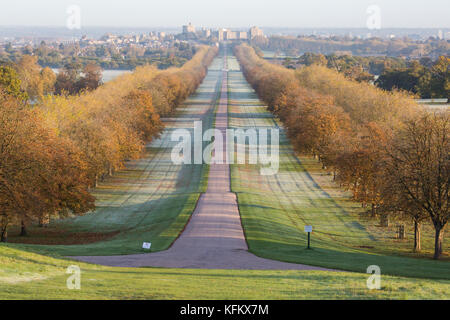 Windsor, Royaume-Uni. 30Th oct, 2017. uk weather. une bordée de gel de l'automne vue sur la longue promenade à Windsor Great Park en regardant vers le château de Windsor à partir de la colline de neige. ce matin était la première gelée d'automne dans le parc. crédit : mark kerrison/Alamy live news Banque D'Images