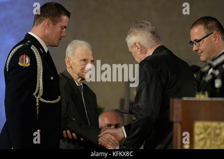 Le président Milos Zeman (2ème à droite) a donné l'ordre de Tomas Garrigue Masaryk à Petr Beck (2ème à gauche), un survivant d'Auschwitz, qui a pris part à la lutte contre l'Allemagne nazie à la fin de la seconde Guerre mondiale, à Prague, République tchèque, le 28 octobre 2017. (CTK photo/Ondrej Deml) Banque D'Images