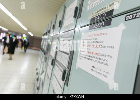 Tokyo, Japon. 30th octobre 2017. Des panneaux en japonais et en anglais annoncent la suspension des services de casiers à pièces à la gare de Tokyo, à 30 octobre 2017, à Tokyo, au Japon. La police métropolitaine de Tokyo prépare des mesures de sécurité avant la visite du président américain Donald Trump au Japon prévue pour 5 novembre en 7. Les panneaux indiquent que les casiers seront suspendus dans les stations de métro et de train de Tokyo à partir de début novembre. Credit: Rodrigo Reyes Marin/AFLO/Alay Live News Banque D'Images