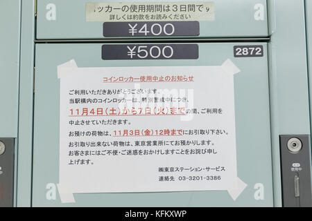 Tokyo, Japon. 30th octobre 2017. Des panneaux en japonais et en anglais annoncent la suspension des services de casiers à pièces à la gare de Tokyo, à 30 octobre 2017, à Tokyo, au Japon. La police métropolitaine de Tokyo prépare des mesures de sécurité avant la visite du président américain Donald Trump au Japon prévue pour 5 novembre en 7. Les panneaux indiquent que les casiers seront suspendus dans les stations de métro et de train de Tokyo à partir de début novembre. Credit: Rodrigo Reyes Marin/AFLO/Alay Live News Banque D'Images