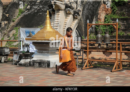 Chiang Mai, Thaïlande. 30Th oct, 2017. datant du 14ème siècle, le Wat Chedi Luang worawihan est un centre d'études bouddhistes maire, aujourd'hui était le dernier jour de cours et se prépare à Chiang mai la Fête des lanternes, les moines ont été déménagement entre l'finition des études afin d'obtenir prêt pour demain pour nettoyer l'ensemble des temples et des lanternes et des décorations en préparation de la loy krathong et yee pengpaul quezada-neiman/Alamy vivre nouveau crédit : Paul quezada-neiman/Alamy live news Banque D'Images