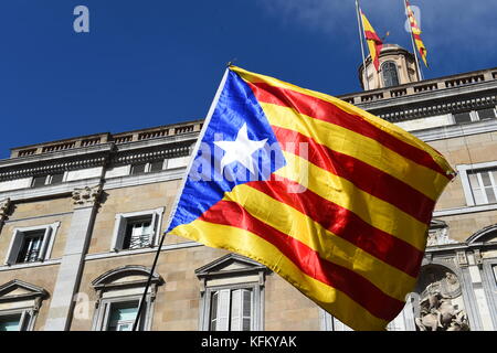 Barcelone, Espagne. 30 octobre 2017. Un drapeau catalan bat dans le vent devant le gouvernement provincial catalan à Barcelone, le 30 octobre 2017. · AUCUN SERVICE DE FIL crédit : Andrej Sokolow/dpa/Alamy Live News Banque D'Images