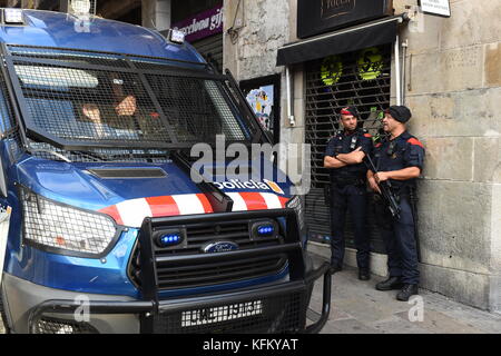 Barcelone, Espagne. 30 octobre 2017. Des policiers armés se tiennent devant le gouvernement provincial catalan à Barcelone, le 30 octobre 2017. · AUCUN SERVICE DE FIL crédit : Andrej Sokolow/dpa/Alamy Live News Banque D'Images