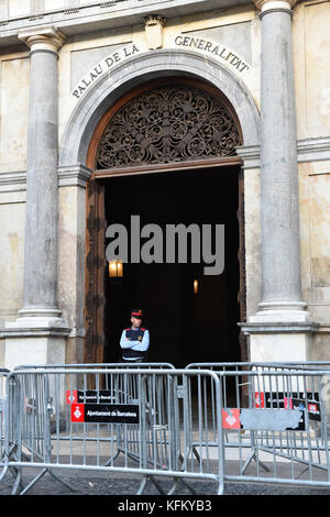 Barcelone, Espagne. 30 octobre 2017. Un policier se tient à l'entrée du gouvernement provincial catalan à Barcelone, le 30 octobre 2017. · AUCUN SERVICE DE FIL crédit : Andrej Sokolow/dpa/Alamy Live News Banque D'Images