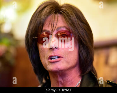 Prague, République tchèque. 25 octobre 2017. Le chanteur AMÉRICAIN Joe Lynn Turner, connu pour son travail dans les groupes Deep Purple et Rainbow, intervient lors de l'interview pour l'Agence de presse tchèque à Prague, en République tchèque, le 25 octobre 2017. Turner sera l’invité principal du 2ème Festival International de musique Rock for Soul, qui se tiendra le 2 novembre à Prague. Crédit : Roman Vondrous/CTK photo/Alamy Live News Banque D'Images