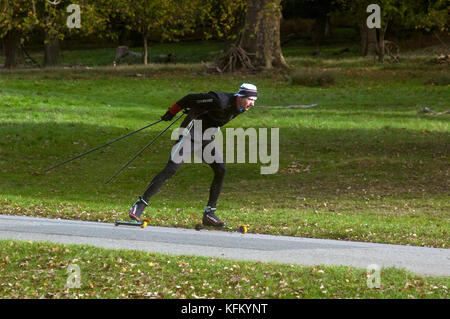 Londres, Royaume-Uni. 30Th oct, 2017. uk weather. ski à roulettes à Richmond Park crédit : johnny armstead/Alamy live news Banque D'Images
