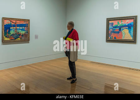 Londres, Royaume-Uni. 30Th Oct, 2017. Les chalands sur la Tamise et le pont de Charing Cross, 1906-07, par André Derain - l'EY : expositions impressionnistes à Londres, les artistes français en exil (1870-1904) à la Tate Britain. Il rassemble plus de 100 œuvres d'artistes impressionnistes dans la première grande exposition de tracer l'histoire des artistes français qui ont cherché refuge en Grande-Bretagne pendant la guerre franco-prussienne. L'exposition est présentée du 2 novembre 2017 - 29 avril 2018. London, UK 30 Oct 2017. Crédit : Guy Bell/Alamy Live News Banque D'Images