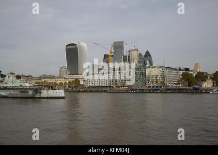 Londres, Royaume-Uni. 30Th Oct, 2017. Météo britannique. Lumineux et net et plutôt froid matin d'automne à Londres comme la prévision est pour 11C aujourd'hui. Credit : Keith Larby/Alamy Live News Banque D'Images