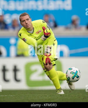 Duisburg, Deutschland. 29 octobre 2017. Gardien Jakob BUSK (Union), Abwurf, Aktion, Fussball . Bundesliga, 12 ans. Spieltag, MSV Duisburg (DU) - Union Berlin 1:1, AM 29.10.2017 à Duisburg/ Allemagne. |utilisation dans le monde entier crédit : dpa/Alamy Live News Banque D'Images