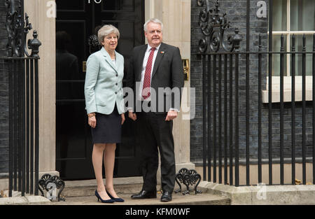 Downing Street, Londres, Royaume-Uni. 30 octobre 2017. La première ministre Theresa May accueille le premier ministre du pays de Galles, Carwyn Jones, dans la rue Downing. Crédit : Malcolm Park/Alay Live News. Banque D'Images