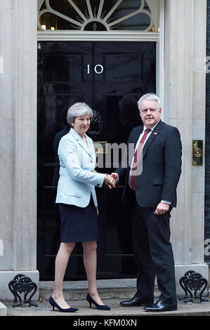 Londres, Royaume-Uni. 30Th oct, 2017. premier ministre Theresa peut accueillir le premier ministre du Pays de Galles Carwyn Jones au numéro 10 Downing Street, London crédit : Alan d'ouest/Alamy live news Banque D'Images