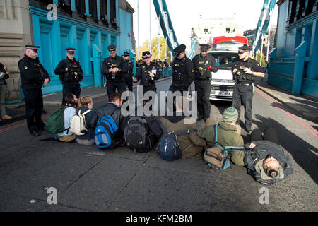 Londres, Royaume-Uni. 30Th oct, 2017. L'action de cesser de tuer les londoniens campagne pour attirer l'attention sur la mauvaise qualité de l'air de Londres et son effet sur la santé des gens. pour une heure sept militants assis dans la rue sur le Tower Bridge, Londres, l'arrêt de la circulation. Sept personnes ont été arrêtées. crédit : JENNY MATTHEWS/Alamy live news Banque D'Images