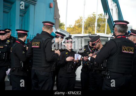 Londres, Royaume-Uni. 30Th oct, 2017. L'action de cesser de tuer les londoniens campagne pour attirer l'attention sur la mauvaise qualité de l'air de Londres et son effet sur la santé des gens. pour une heure sept militants assis dans la rue sur le Tower Bridge, Londres, l'arrêt de la circulation. Sept personnes ont été arrêtées. Une femme officier mène l'opération. crédit : JENNY MATTHEWS/Alamy live news Banque D'Images