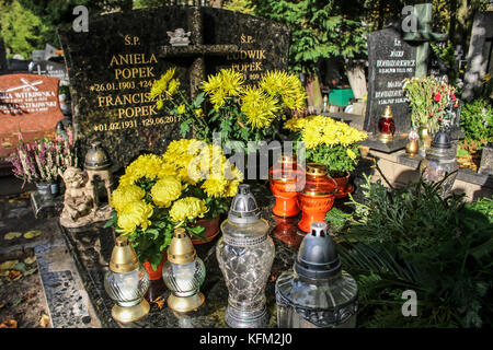 Gdansk, Pologne. 30Th oct, 2017. Une vue générale du cimetière de oliwski Gdansk, Pologne est vu le 30 octobre 2017 que l'avant du 1er novembre, jour de la toussaint (wszystkich swietych), les gens paient pour ce qui concerne les membres de la famille morts, nettoyer leurs tombes de la famille, et beaucoup de fleurs et des bougies sont placées au-dessus de tombes. toussaint le 1er novembre et fête des morts le 2 novembre sont quand des millions de Polonais visiter la tombe d'êtres chers, voyageant souvent des centaines de kilomètres de leur ville crédit : Michal fludra/Alamy live news Banque D'Images