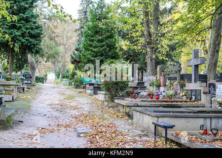 Gdansk, Pologne. 30Th oct, 2017. Une vue générale du cimetière de oliwski Gdansk, Pologne est vu le 30 octobre 2017 que l'avant du 1er novembre, jour de la toussaint (wszystkich swietych), les gens paient pour ce qui concerne les membres de la famille morts, nettoyer leurs tombes de la famille, et beaucoup de fleurs et des bougies sont placées au-dessus de tombes. toussaint le 1er novembre et fête des morts le 2 novembre sont quand des millions de Polonais visiter la tombe d'êtres chers, voyageant souvent des centaines de kilomètres de leur ville crédit : Michal fludra/Alamy live news Banque D'Images