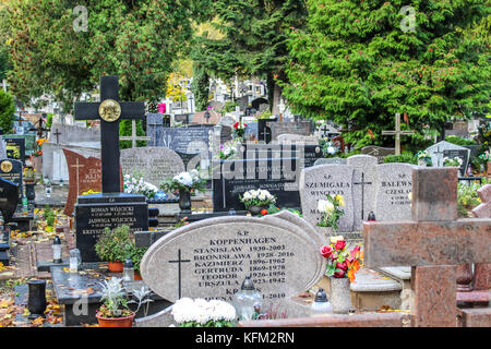 Gdansk, Pologne. 30Th oct, 2017. Une vue générale du cimetière de oliwski Gdansk, Pologne est vu le 30 octobre 2017 que l'avant du 1er novembre, jour de la toussaint (wszystkich swietych), les gens paient pour ce qui concerne les membres de la famille morts, nettoyer leurs tombes de la famille, et beaucoup de fleurs et des bougies sont placées au-dessus de tombes. toussaint le 1er novembre et fête des morts le 2 novembre sont quand des millions de Polonais visiter la tombe d'êtres chers, voyageant souvent des centaines de kilomètres de leur ville crédit : Michal fludra/Alamy live news Banque D'Images