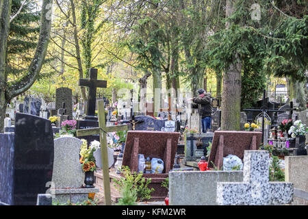 Gdansk, Pologne. 30Th oct, 2017. Une vue générale du cimetière de oliwski Gdansk, Pologne est vu le 30 octobre 2017 que l'avant du 1er novembre, jour de la toussaint (wszystkich swietych), les gens paient pour ce qui concerne les membres de la famille morts, nettoyer leurs tombes de la famille, et beaucoup de fleurs et des bougies sont placées au-dessus de tombes. toussaint le 1er novembre et fête des morts le 2 novembre sont quand des millions de Polonais visiter la tombe d'êtres chers, voyageant souvent des centaines de kilomètres de leur ville crédit : Michal fludra/Alamy live news Banque D'Images