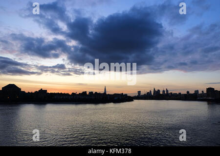 Londres, Royaume-Uni. 30th octobre 2017. Le magnifique coucher de soleil à travers la City de Londres éclairant les bâtiments emblématiques qui ont récemment surgi à Londres et la grande quantité de grues en tour de construction créant encore plus de gratte-ciel. La photo est prise de la rive de la rivière à Canary Wharf. Credit: Nigel Bowles/Alamy Live News Banque D'Images