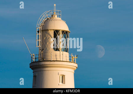 Portland Bill, Dorset, UK. 30 octobre 2017. Météo britannique. La Lune se levant derrière Portland Bill lighthouse sur l'Île de Portland sur la côte jurassique du Dorset peu avant le coucher du soleil. Crédit photo : Graham Hunt/Alamy Live News Banque D'Images